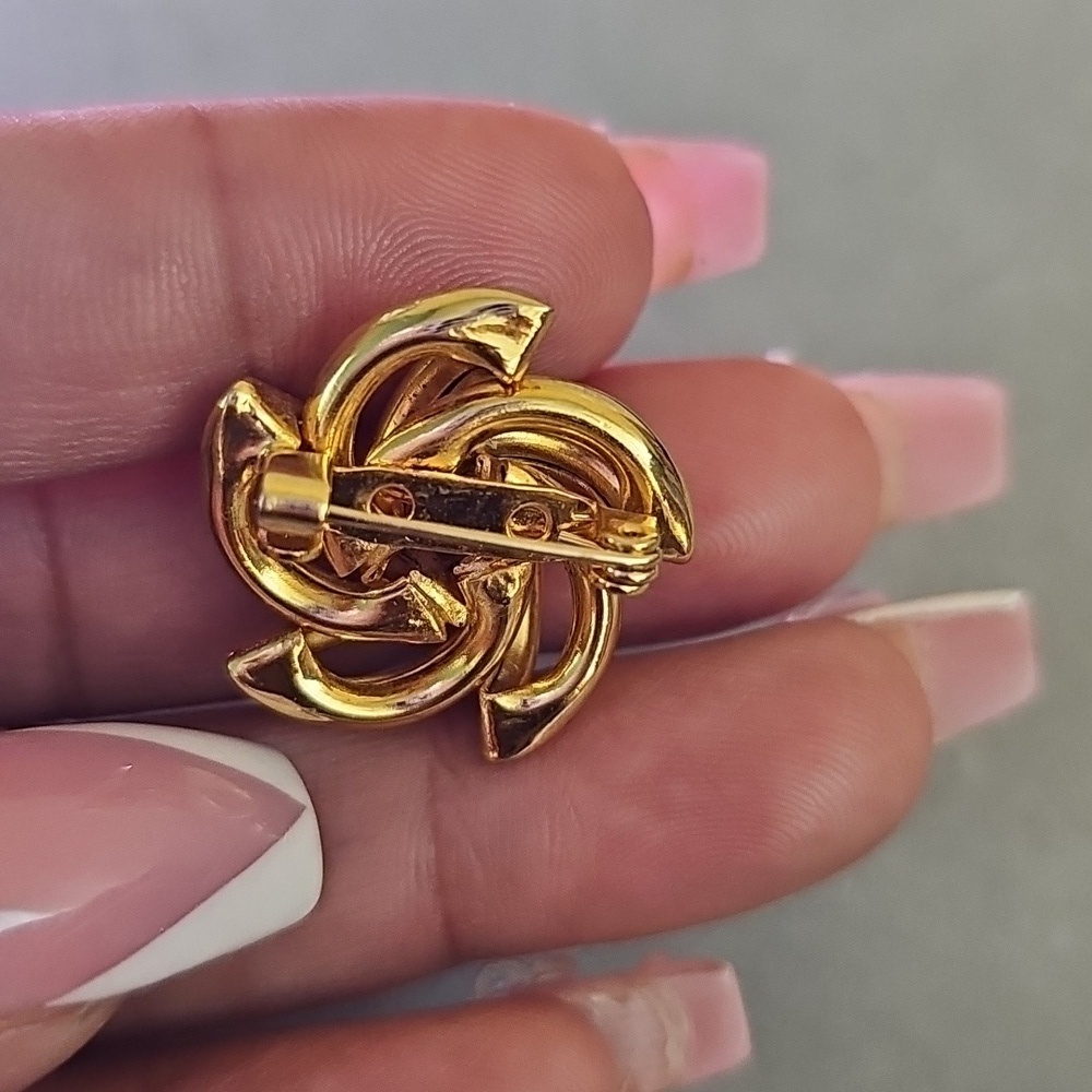 Vintage Pinwheel Flower Brooch - Picture 4 of 5